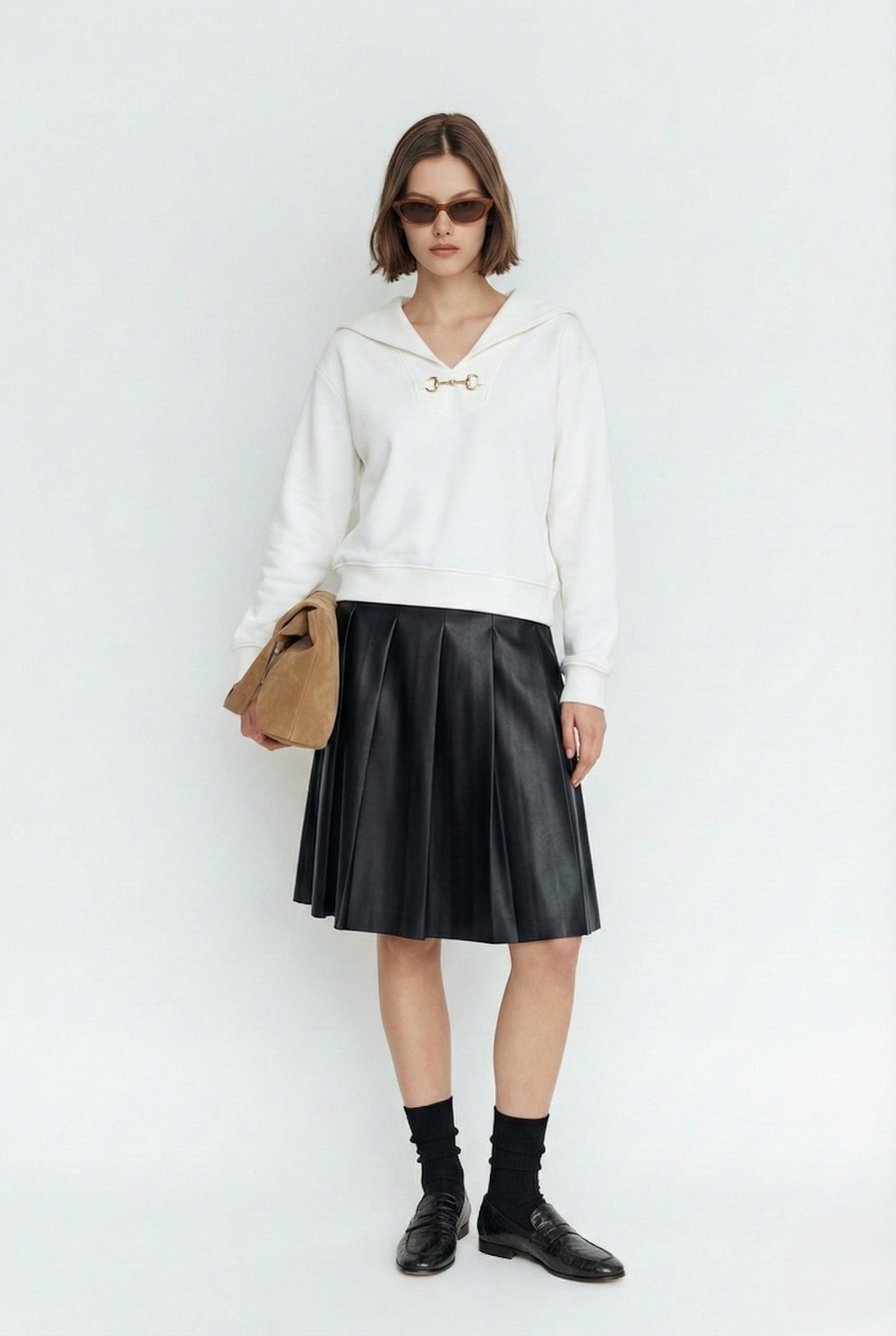 חצאית עור שחורה