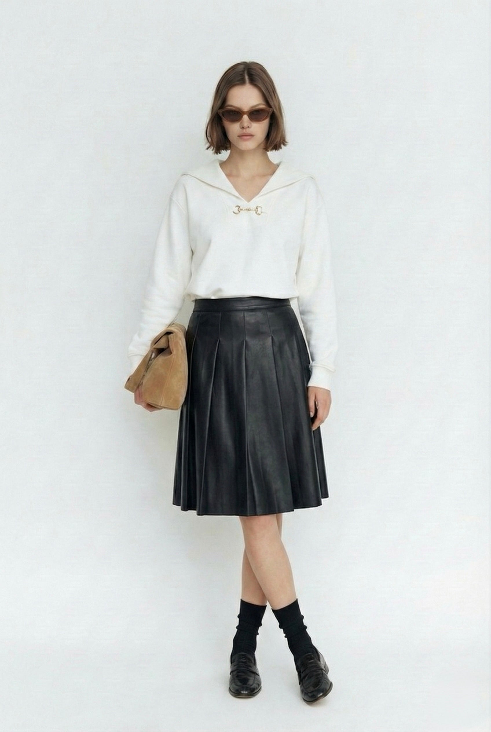 חצאית עור שחורה